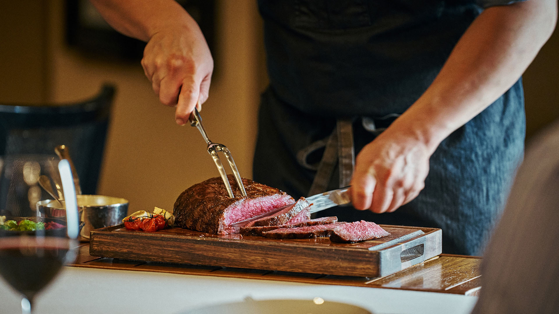 黒毛和牛を目の前で切り分ける「カービング ディナーコース」