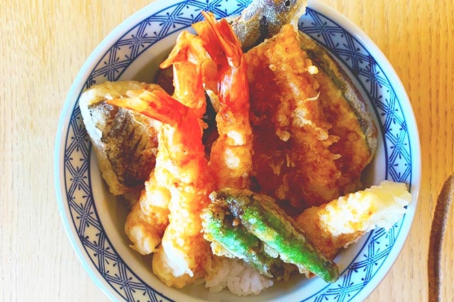 上天丼（エビ3本、魚3種、野菜4種）　