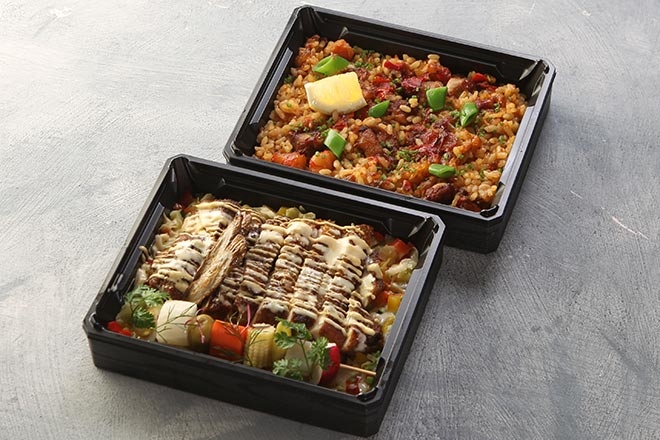 スパイスでマリネした鶏もも肉とミックスパエリア