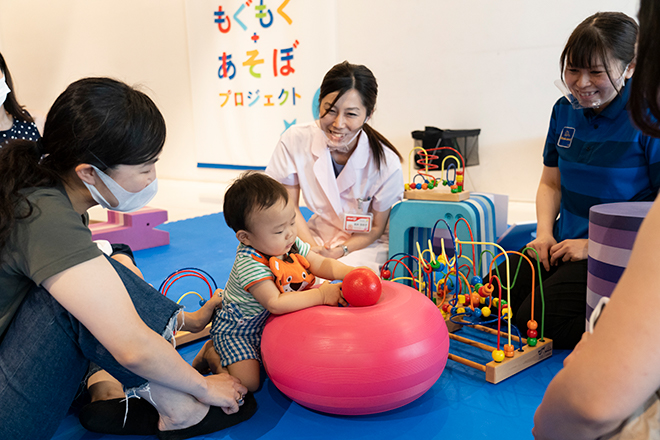 明治×ボーネルンド「もぐもぐ＋あそぼ」子育てセミナーと遊び場