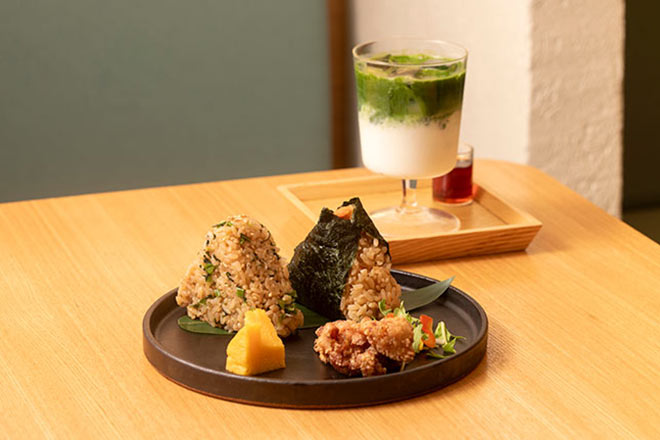 茶飯にぎりと抹茶ラテセット