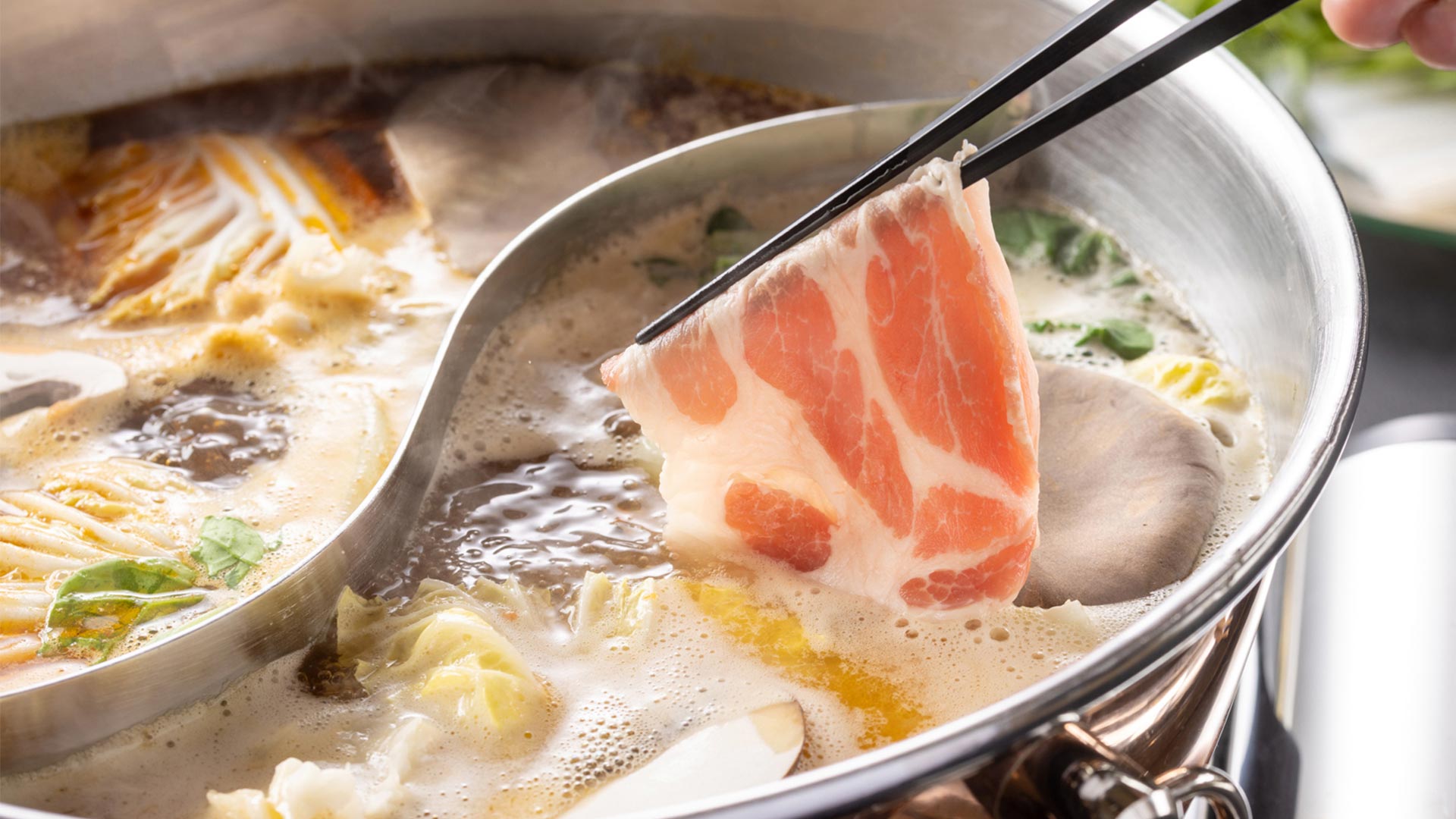 特製上海蟹味噌と麻辣！2つの火鍋スープで豪華食材を堪能